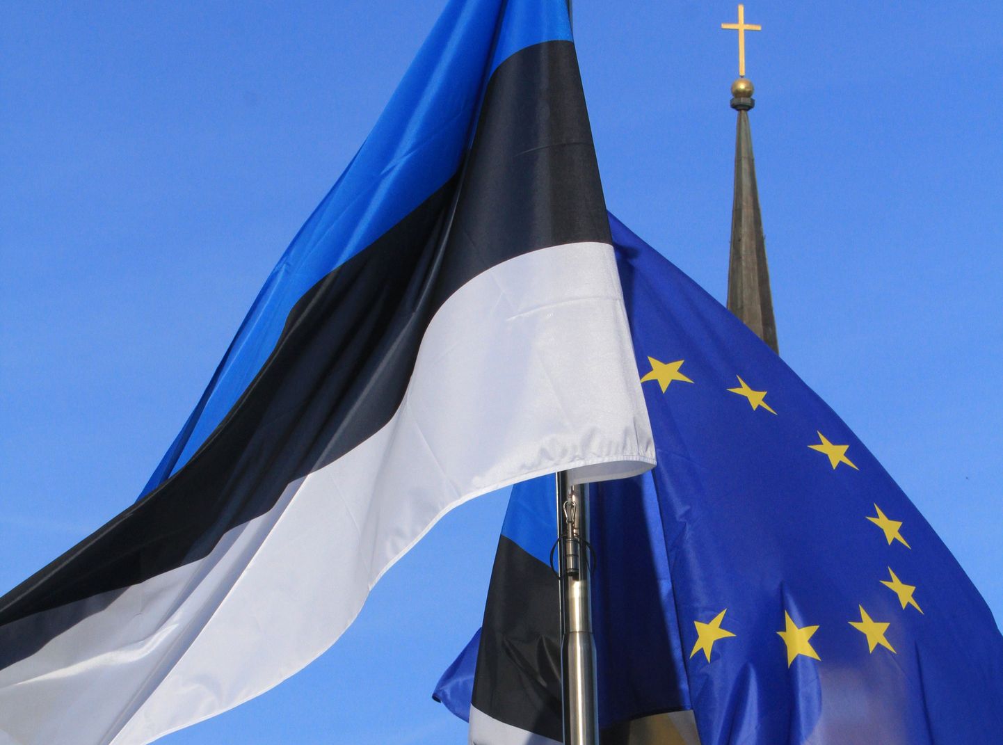 Eesti ja Euroopa Liidu lipp Tallinnas. Eesti oli Euroopa Liidu nõukogu eesistujariik 1. juulist kuni 31. detsembrini 2017