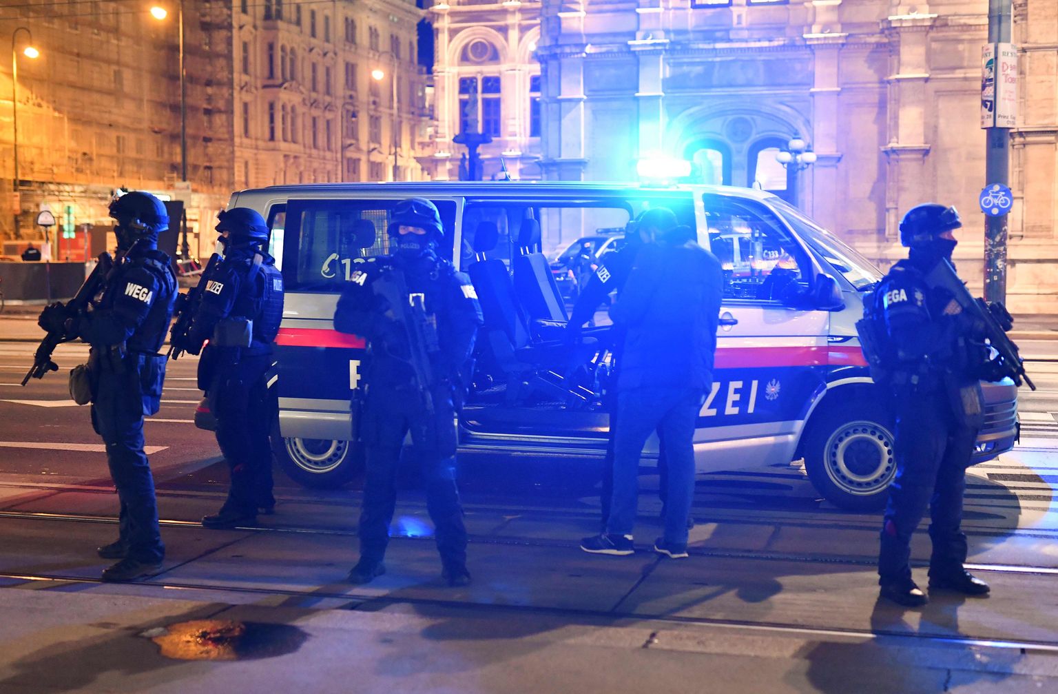 Relvastatud politseinikud Viini kesklinnas.