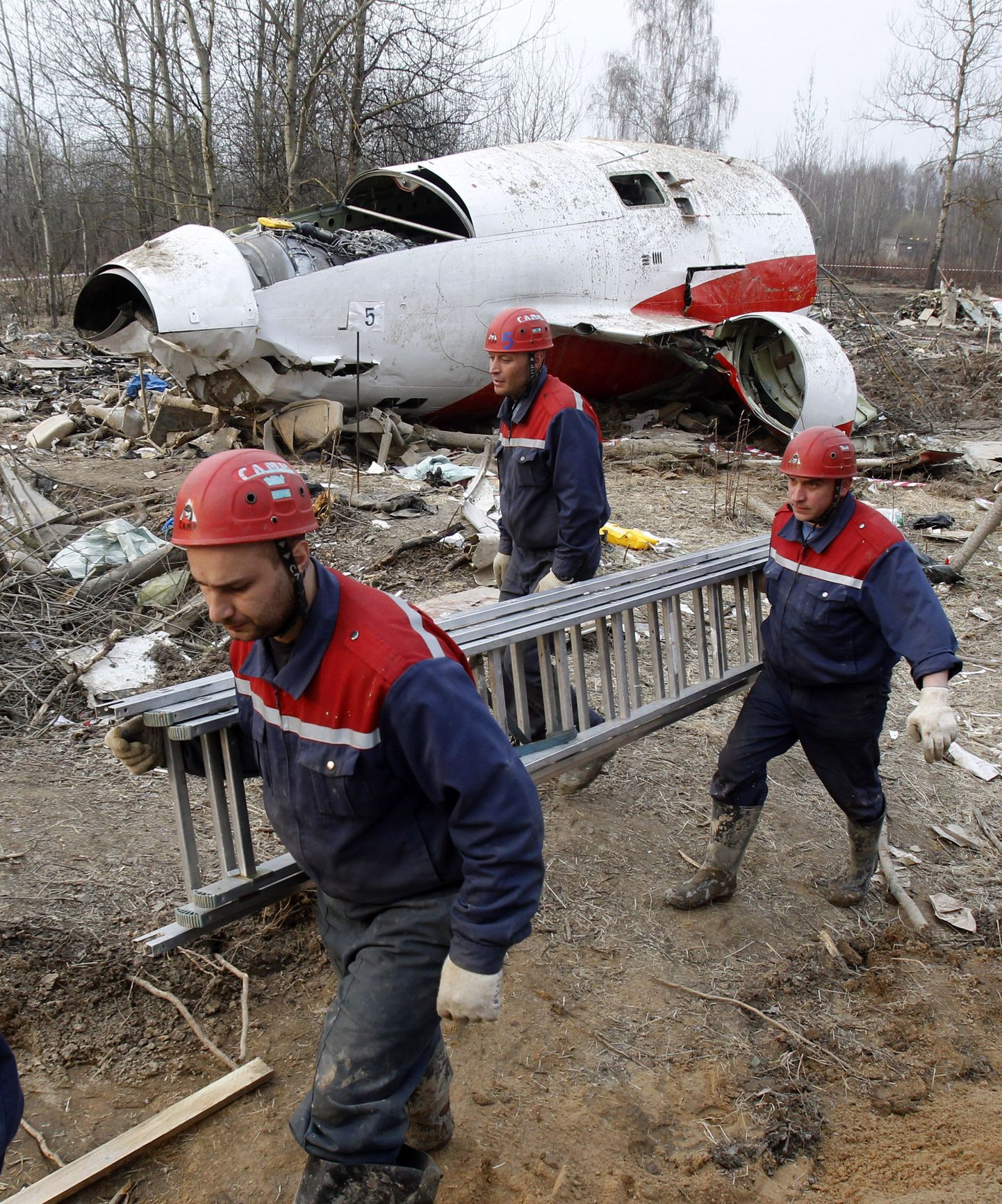 Päästetöötajad TU-154 hukkumispaigas Smolenski lähistel.