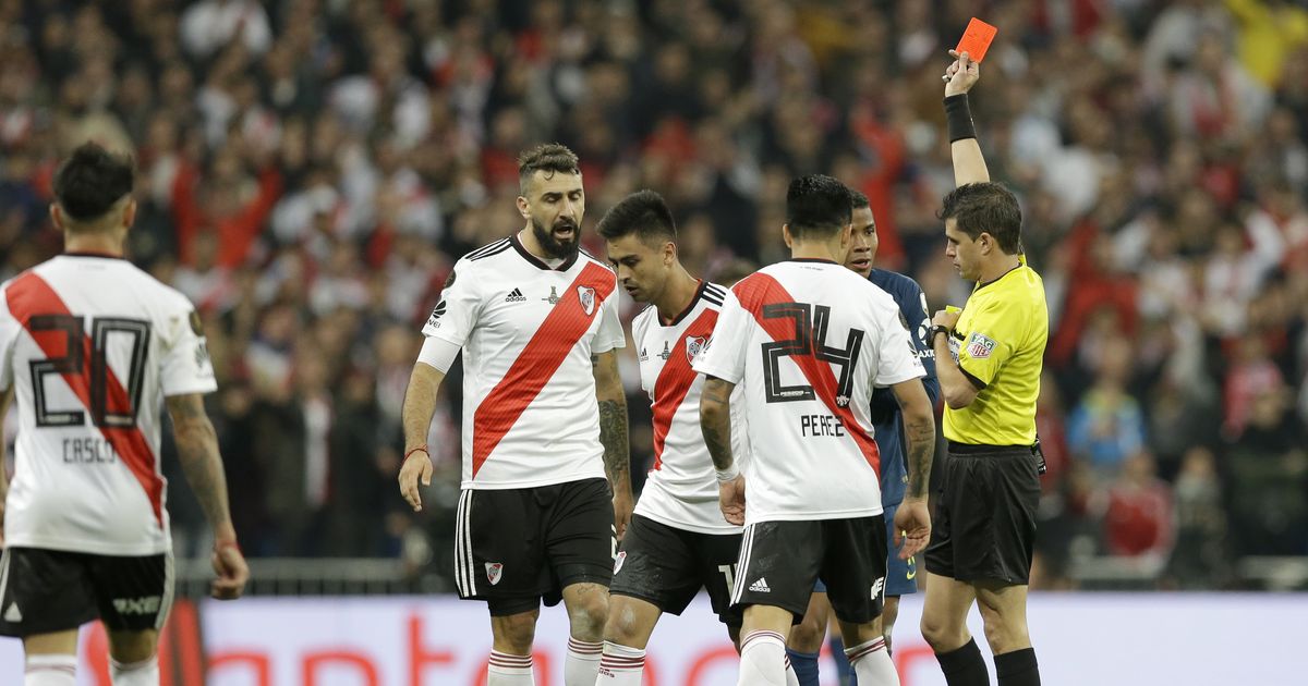 Jalgpallis võetakse kasutusele jäähokist tuntud karistus