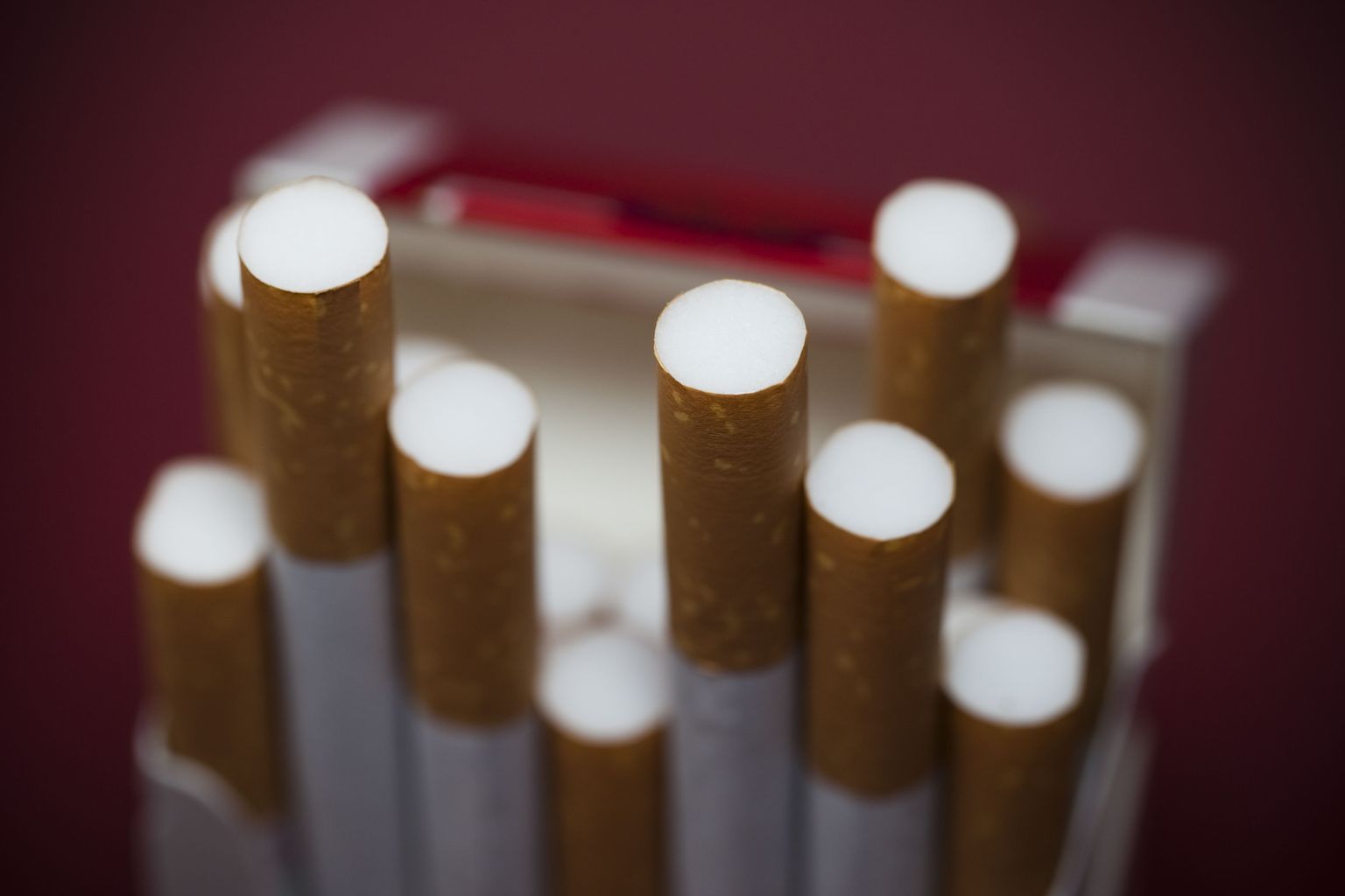 Ühe muudatusena toob uus eelnõu müüjatele kohustuse kahtluse korral tubakatoote ostjalt dokumenti küsida.
