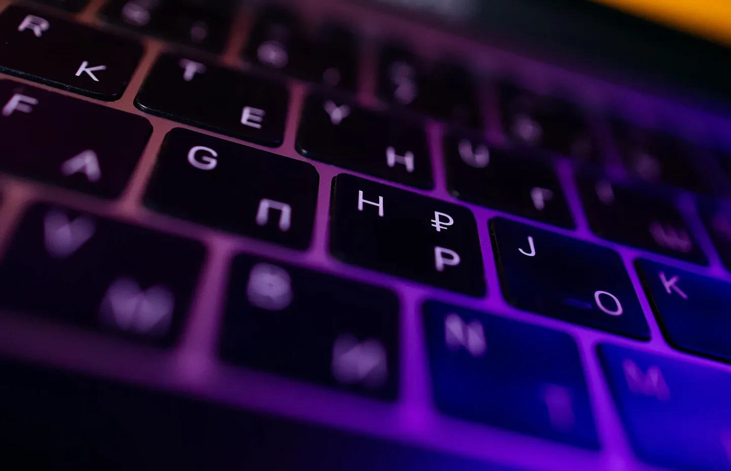 Peterburi interneti- ja telefonikasutajad pidid mitu päeva internetita olema, kuna Ukraina häkkerid hävitasid Nodexi võrgu. Mõni aeg tagasi pidi korraks eetrist lahkuma ka Ukraina teenusepakkuja, kui Vene häkkerid selle maha võtsid.