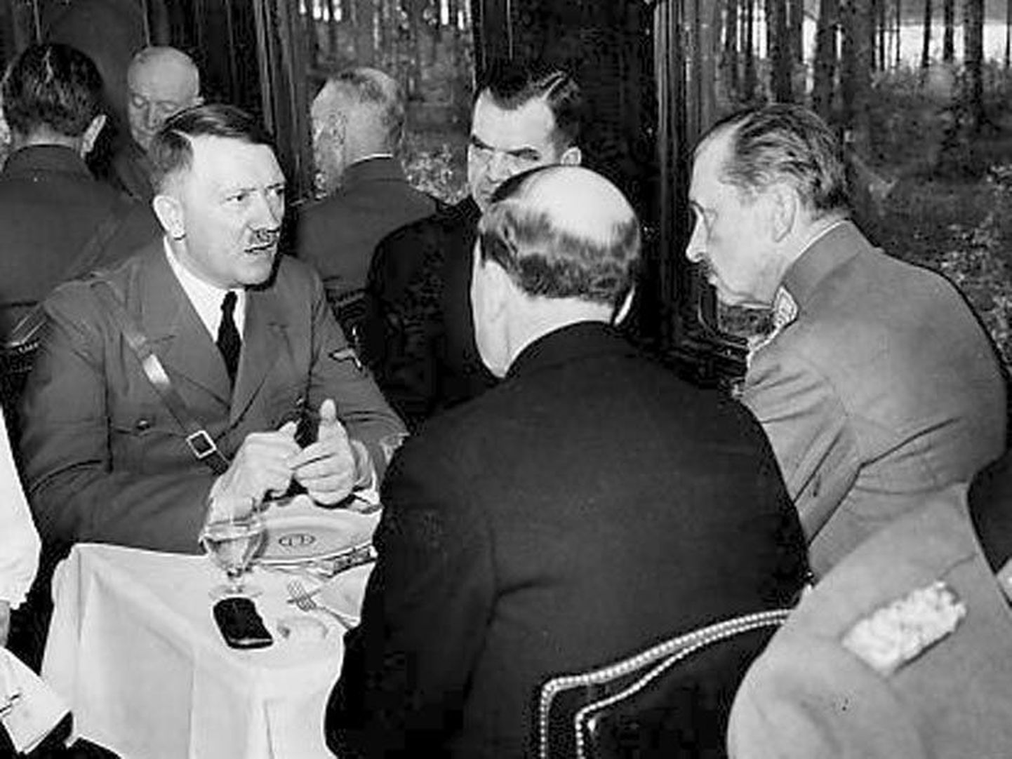 Liitlase innustamiseks külastas Adolf Hitler 1942. aastal Soome vägede ülemjuhatajat marssal Carl Gustav Emil von Mannerheimi tema juubeli puhul Soomes Immolas.
Arhiiv
