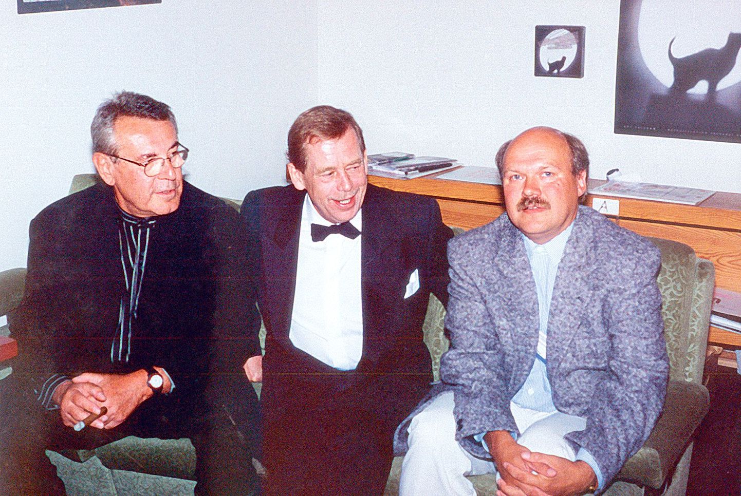 Pildimeenutus 1997. aasta suvest. Istuvad (vasakult) filmimees Miloš Forman, Václav Havel ja Martti Puukko.