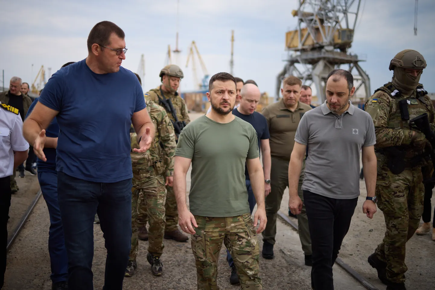 Ukraina president Volodõmõr Zelenskõi külastas reedel Odessa lähistel Tšornomorski sadamat koos eri riikide suursaadikute ja ÜRO ametnikega, jälgides esimese viljalaadungi lastimist Türgi kaubalaevale.