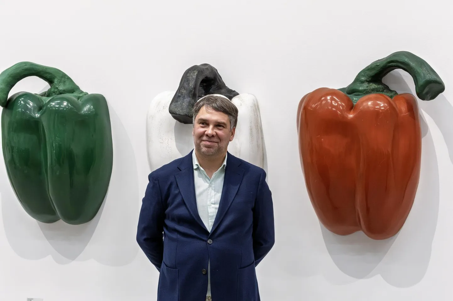 Laur Kivistik näituse «Viljandi–Tallinn» avamisel Vaal Galeriis, taustal Hannes Starkopfi «Juurviljad» (2008).