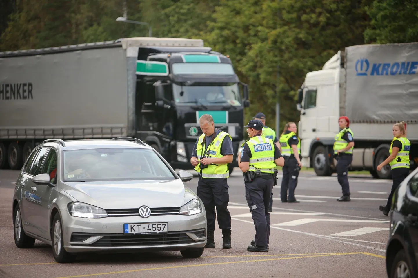 Politseinikud kontrollivad piirialadel liikumist seoses rändesurvega Leedus ja Lätis.