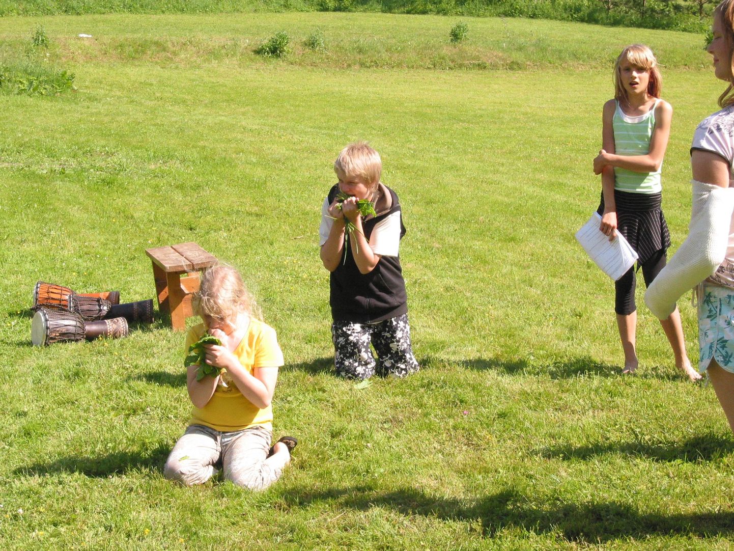 Lapsed harjutavad usinasti Nava festivali etendusteks.