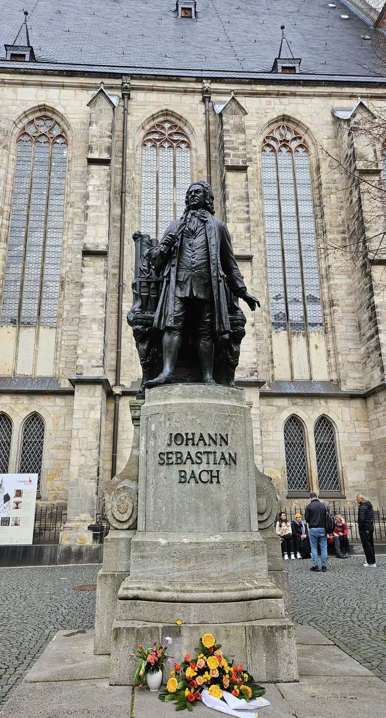 Piemineklis Johanam Sebastiānam Baham pie Svētā Toma baznīcas Leipcigā.