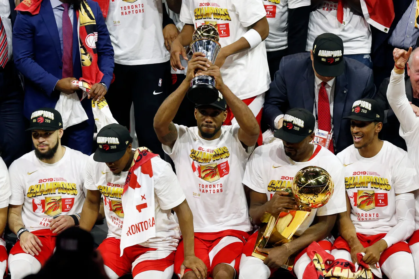 Toronto Raptors ja nende liider Kawhi Leonard (keskel)