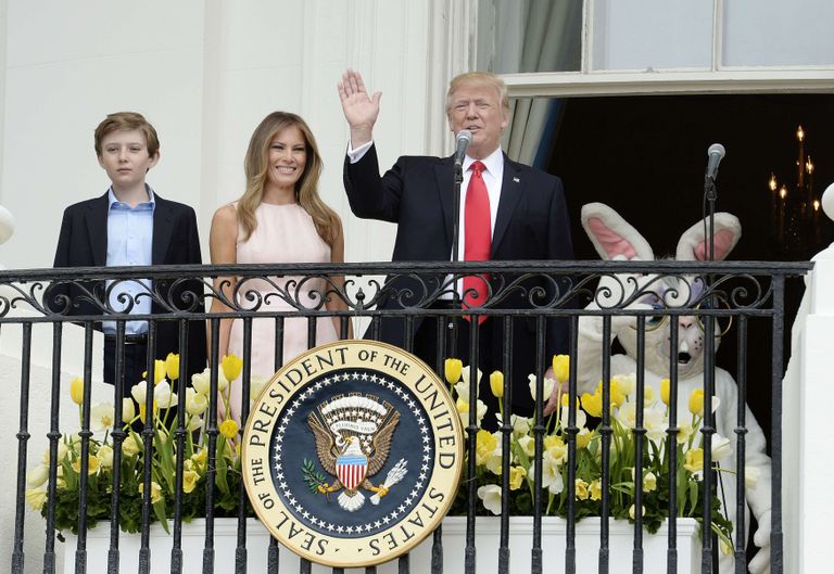 Дональд и Мелания Трамп, их сын Баррон во время проведения Easter Egg Roll в 2017 году.