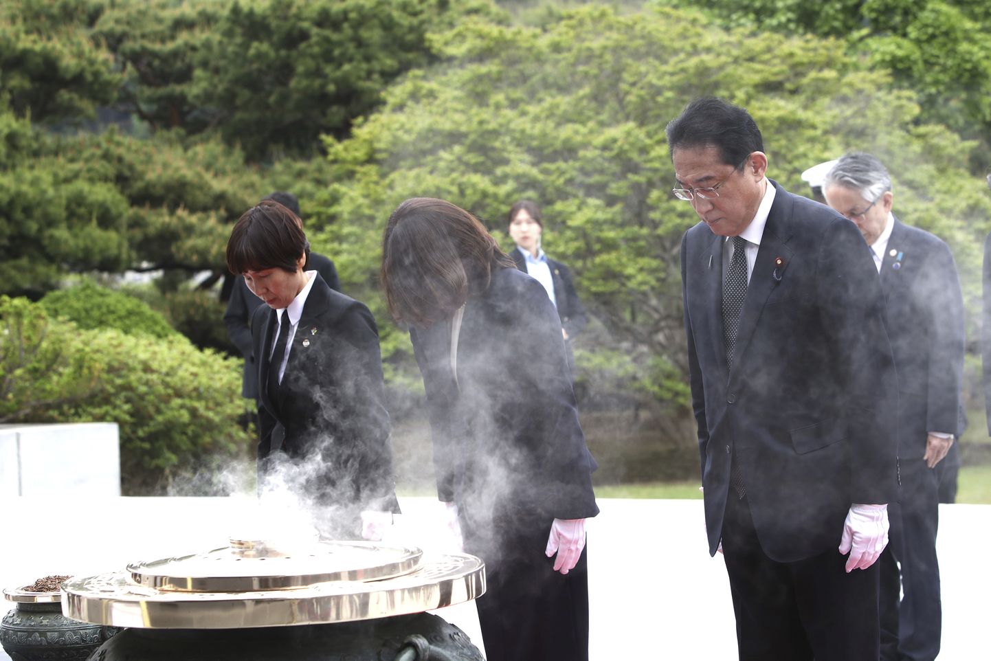 Jaapani peaminister Fumio Kishida koos abikaasaga avaldamas sõdades langenutele austust Souli riiklikul kalmistul.