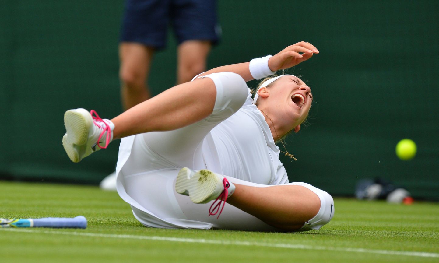 Viktoria Azarenka pidi vigastuse tõttu Wimbledoni turniiri pooleli jätma.