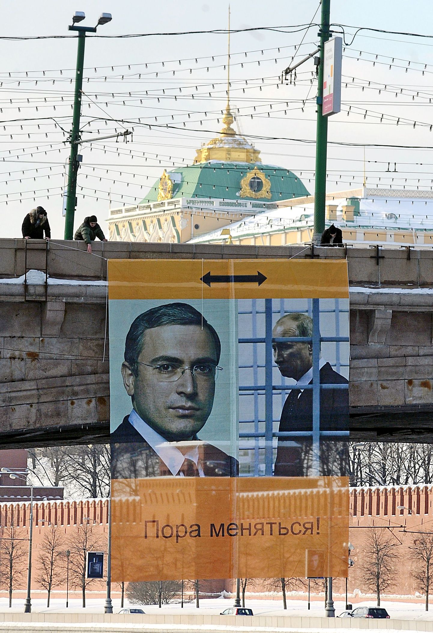 Moskvas Kremli lähedal riputasid opositsiooniaktivistid üles plakati, millel kujutasid vangis istuvat Mihhail Hodorkovskit vabana ning Venemaa peaministrit Vladimir Putinit vahistatuna.