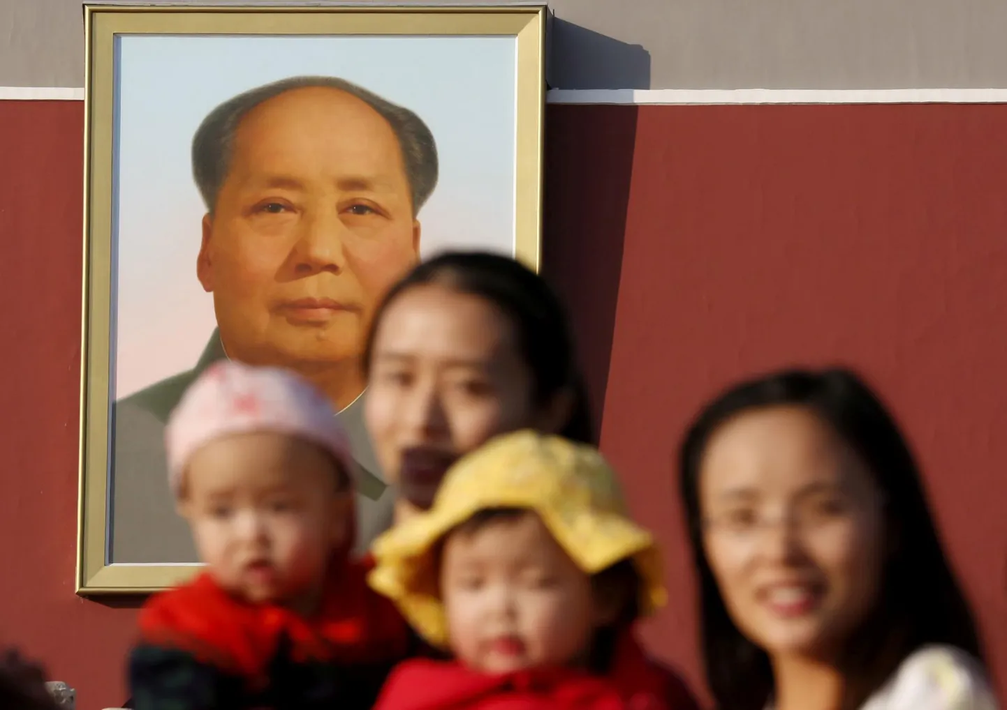 Kaks naist lastega Pekingis Tiananmeni väljakul.