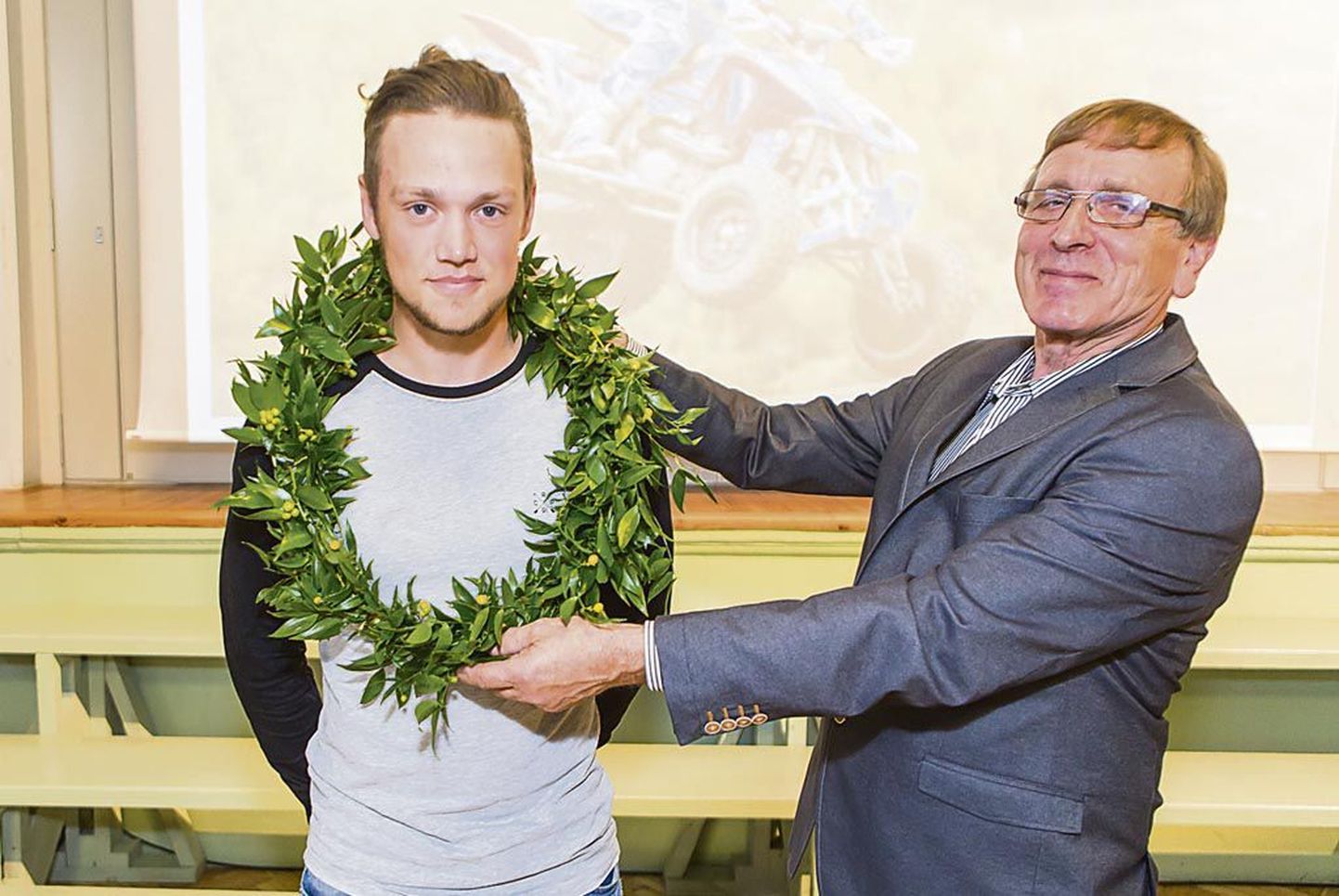Pärnu ühisgümnaasiumi 11. klassi õpilane Kevin Saar (vasakul) tuli esimese eestlasena quadracer’ite arvestuses Euroopa meistriks. Selle puhul korraldas koolipere eesotsas direktor Mart Kuuskmanniga talle südamliku üllatuse.