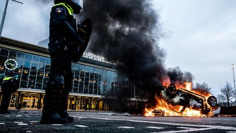 Liikumiskeelu vastased protestid muutusid Hollandis vägivaldseks