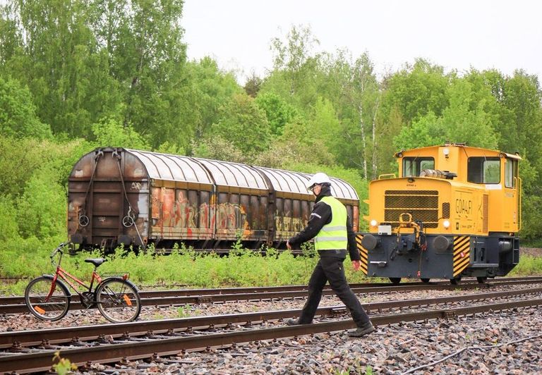 Isejuhtiva veduri katsetamine: raudteele jäetud jalgratas peab sundima masina peatuma.