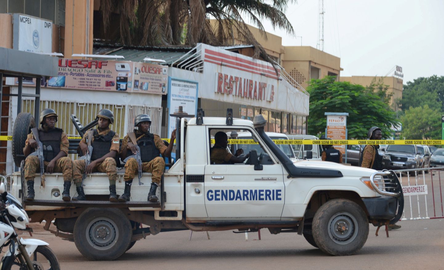 Eelmise aasta pilt, kui kaitseliitlased kaitsesid Burkina Fasoses hoonet. Pilt on artiklit illustreeriv.