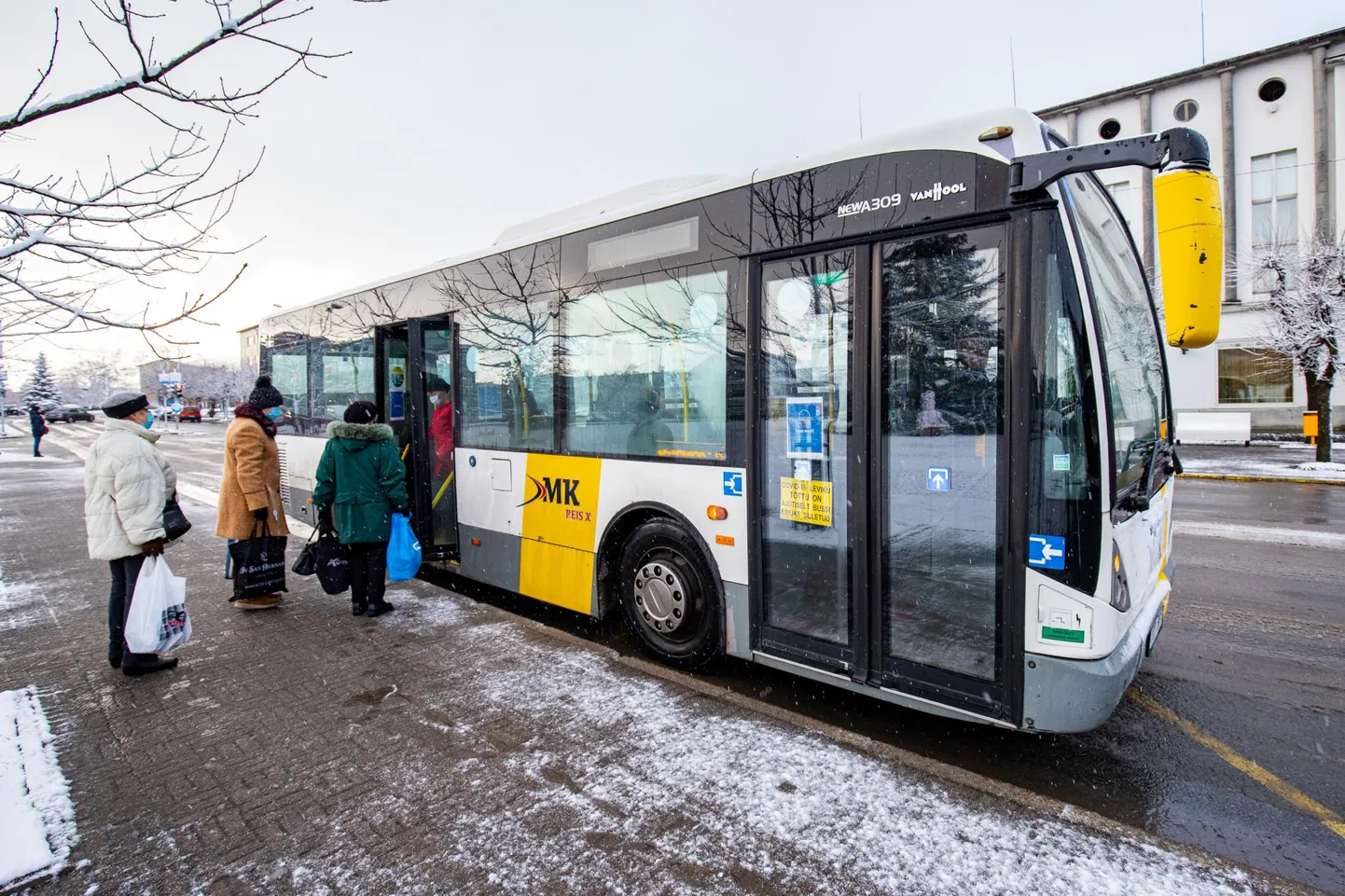 Rakvere linnaliinibussides on reisijaid palju vaid tipptundidel, kuid sellest hoolimata ei soodusta suletud esiuks viiruse leviku piiramist.