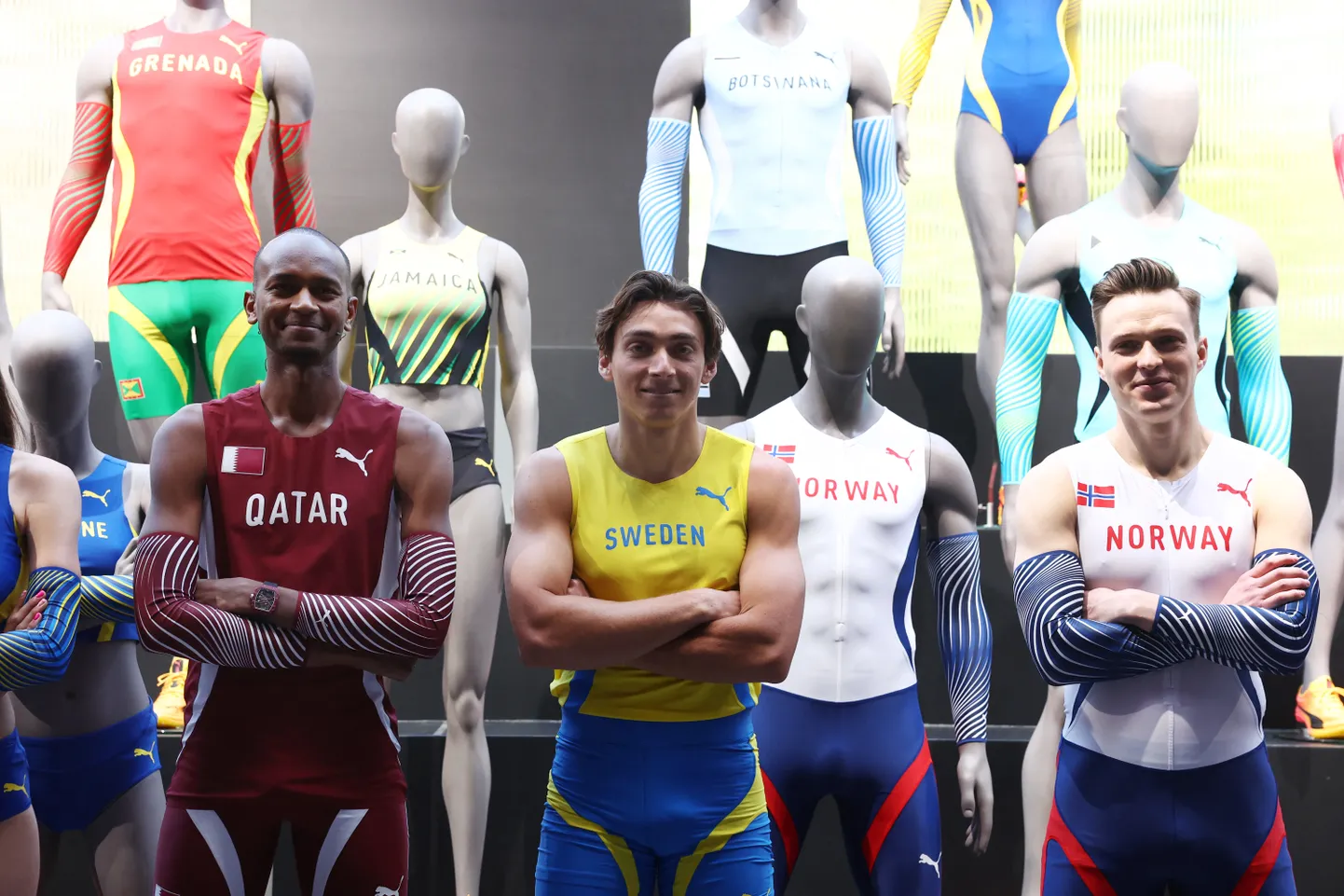 Armand Duplantis (keskel) ja Karsten Warholm (paremal) selgitavad Zürichis, kes on neist parem sprinter.