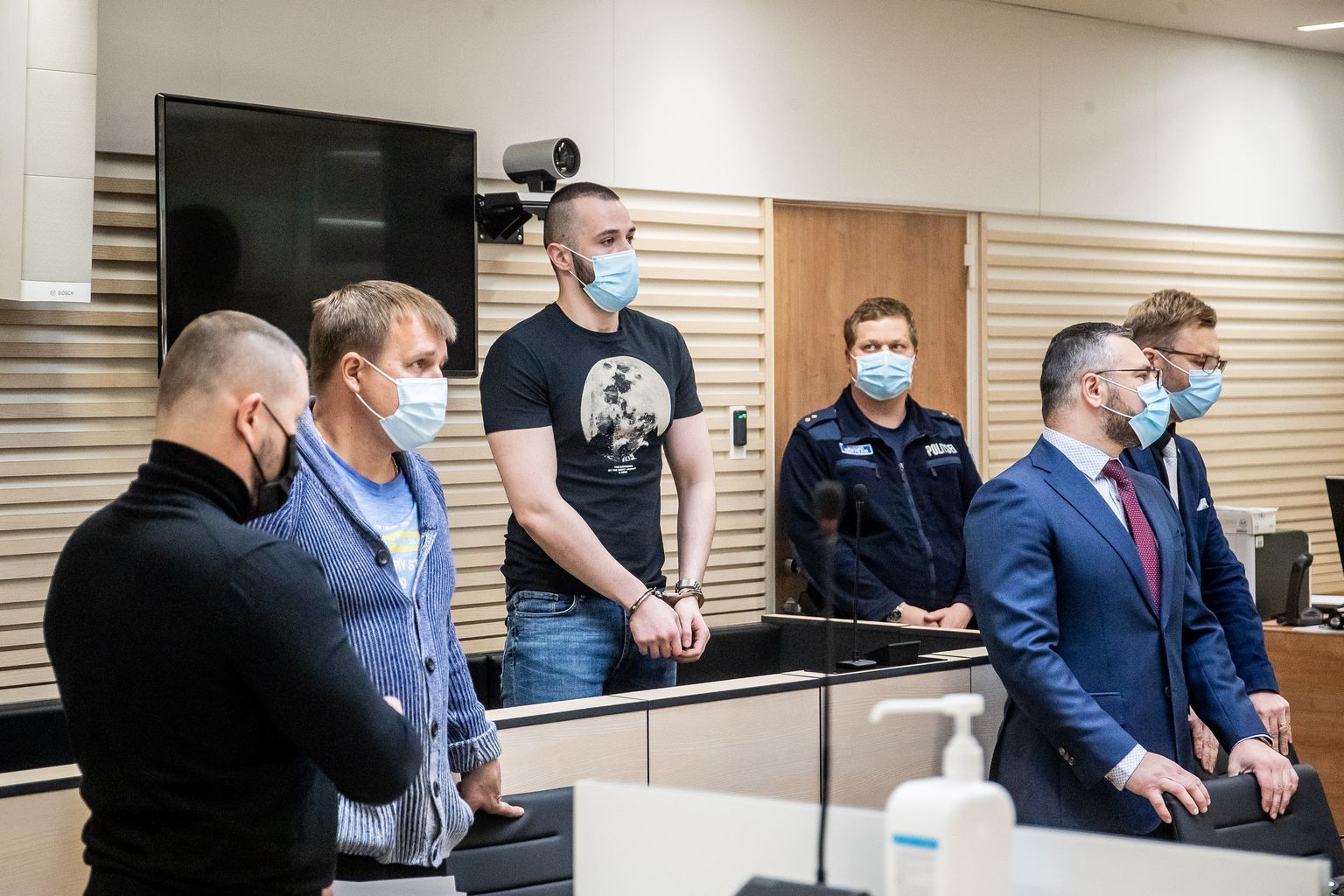 Isa Khalilov (paremal) ja Vjatšeslav Kalašnikov (seljaga vasakul ääres) kohtusaalis.
