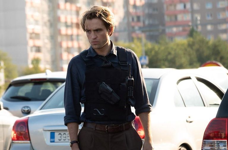 Robert Pattinson filmis «Tenet», taustal Eesti numbrimärgiga auto.