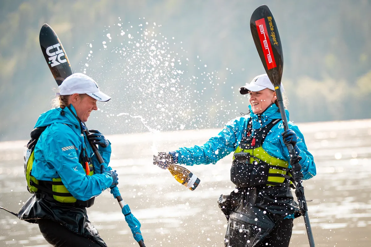 Linda Tetsmann ja Anette Baum mullu, võidukalt 715 km pikkuse Yukon River Questi finišis.