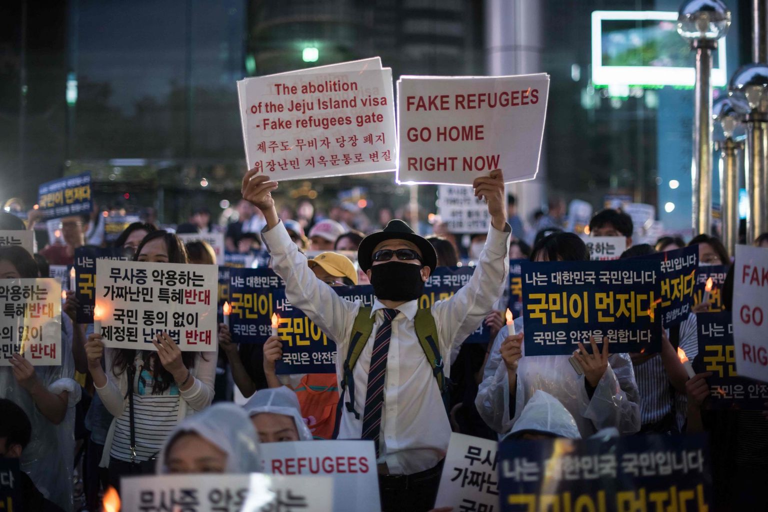 Meeleavaldajad kutsuvad pealinnas Soulis valitsust üles «libapõgenikke» riigist välja saatma.