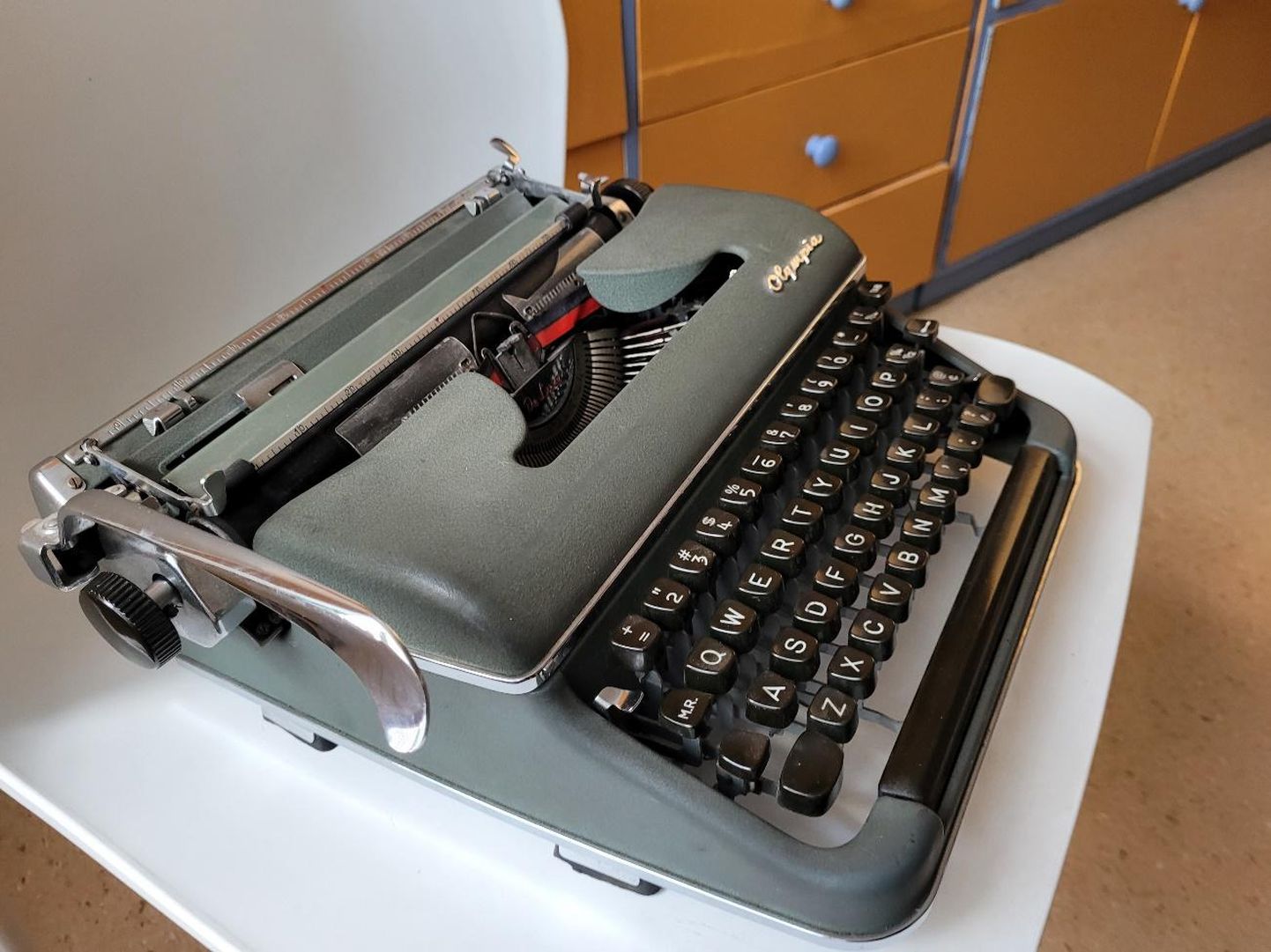 August Mälgule kuulunud kirjutusmasina Olympia analoogiline asendusmasin.