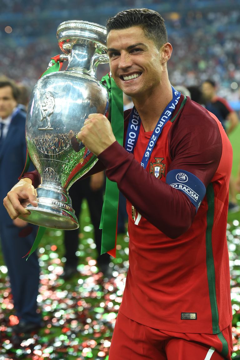 Cristiano Ronaldo senise koondisekarjääri tipphetk on Portugali koondise Euroopa meistritiitlini juhtimine 2016. aastal.