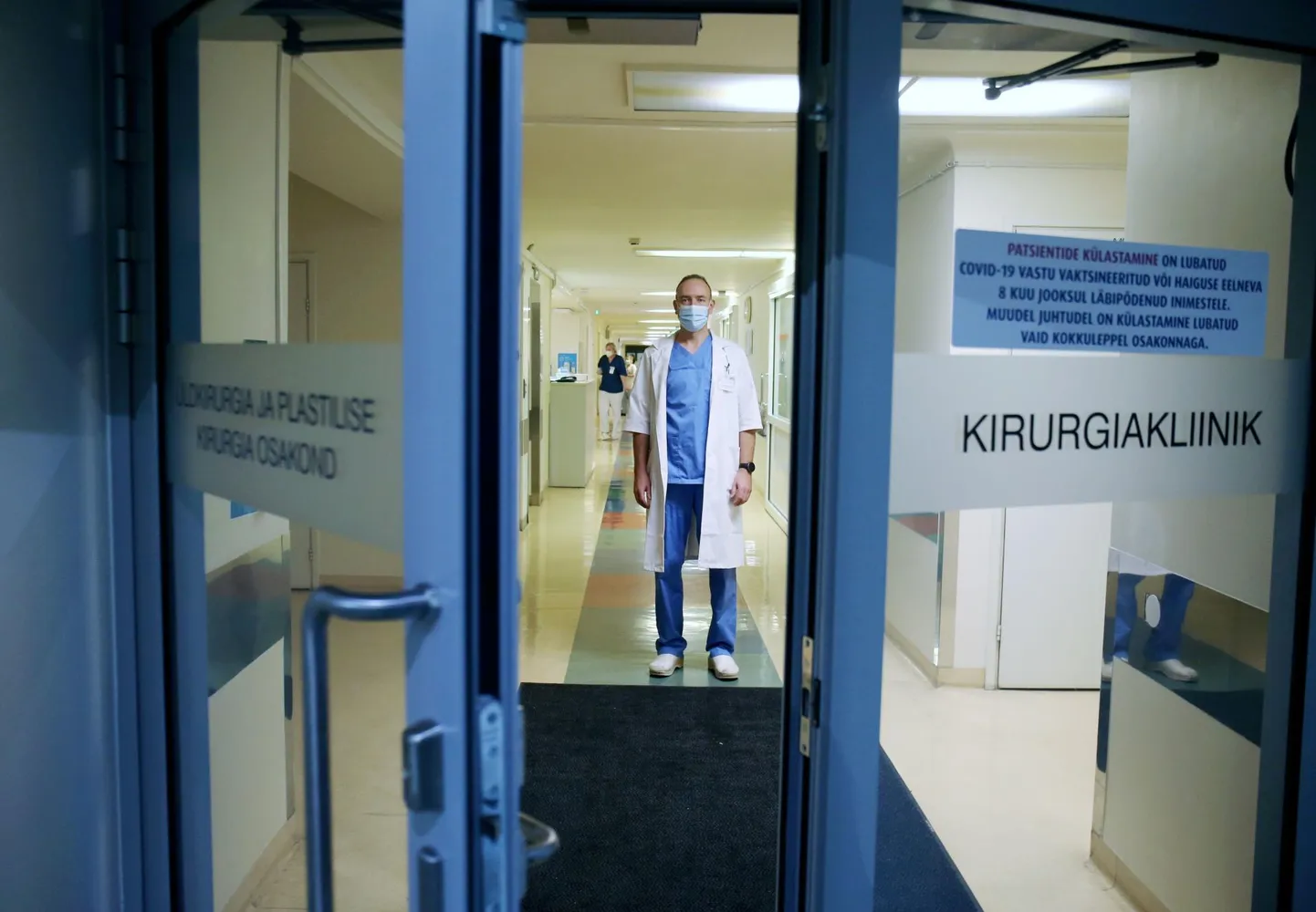 TÜ Kliinikumi ravijuht Andres Kotsar seisab kirurgiakliiniku uste taga. Ka selles kliinikus on tulnud neljanda laine tõttu taas avada kohti Covidi-haigetele.