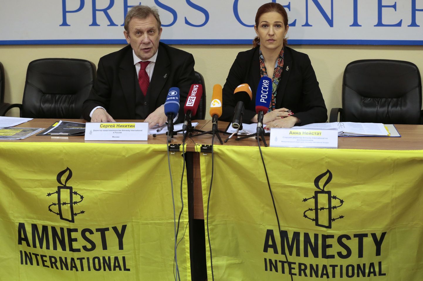 Amnesty Internationali Venemaa büroo juht Sergei Nikitin ja organistsiooni  uuringute direktor Anna Neistat.
