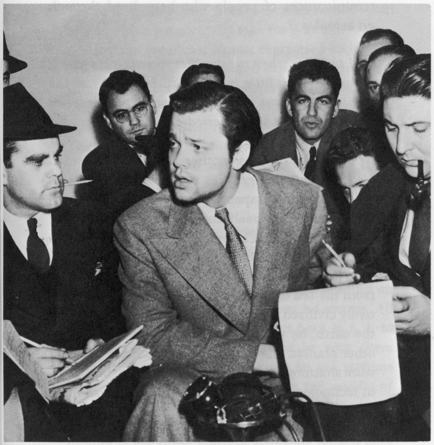 Orson Welles jagab pärast skandaalset kuuldemängu ajakirjanikele selgitusi.