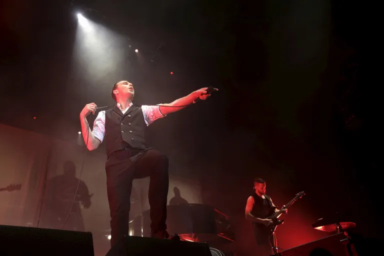 Grupa "Hurts" uzstājoties Rīgā, 2016. gada martā.