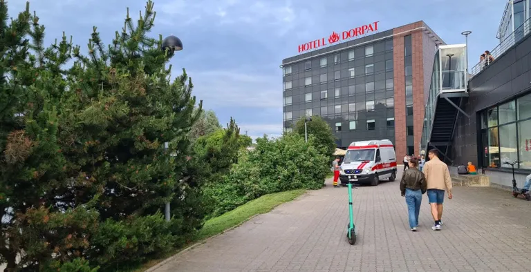 Päästjate ja kiirabi saabudes oli Tartu kesklinnas Rahu sillalt jõkke hüpanud nooremat naist aidanud mees juba oma teed läinud.