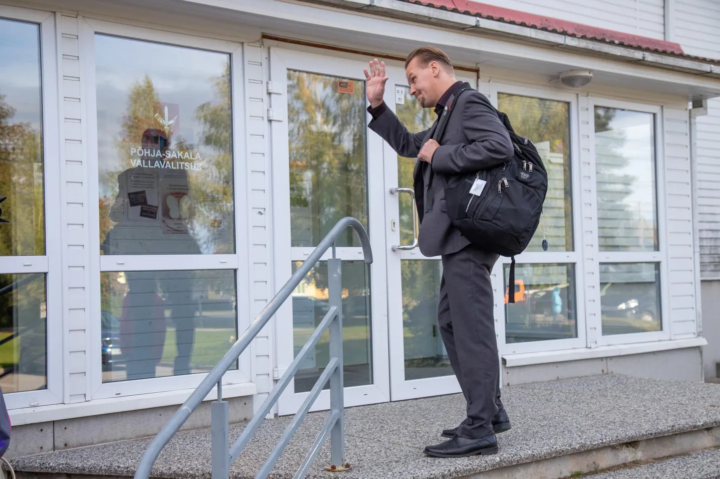 Hetk enne volikogu istungit. Vallamajja jõudmiseks tuli Hermann Kalmusel jalutada läbi üsna vaenulikult meelestatud rahva, kes avaldas toetust Tõnu Aavasalule. Kalmus püüdis rahvale midagi öelda, kuid et talle selleks võimalust ei antud, lõi ta käega ja astus majja.