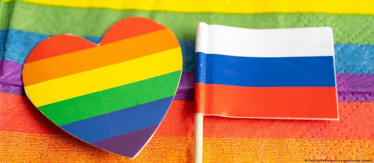 Флаг России и символ ЛГБТ-сообщества