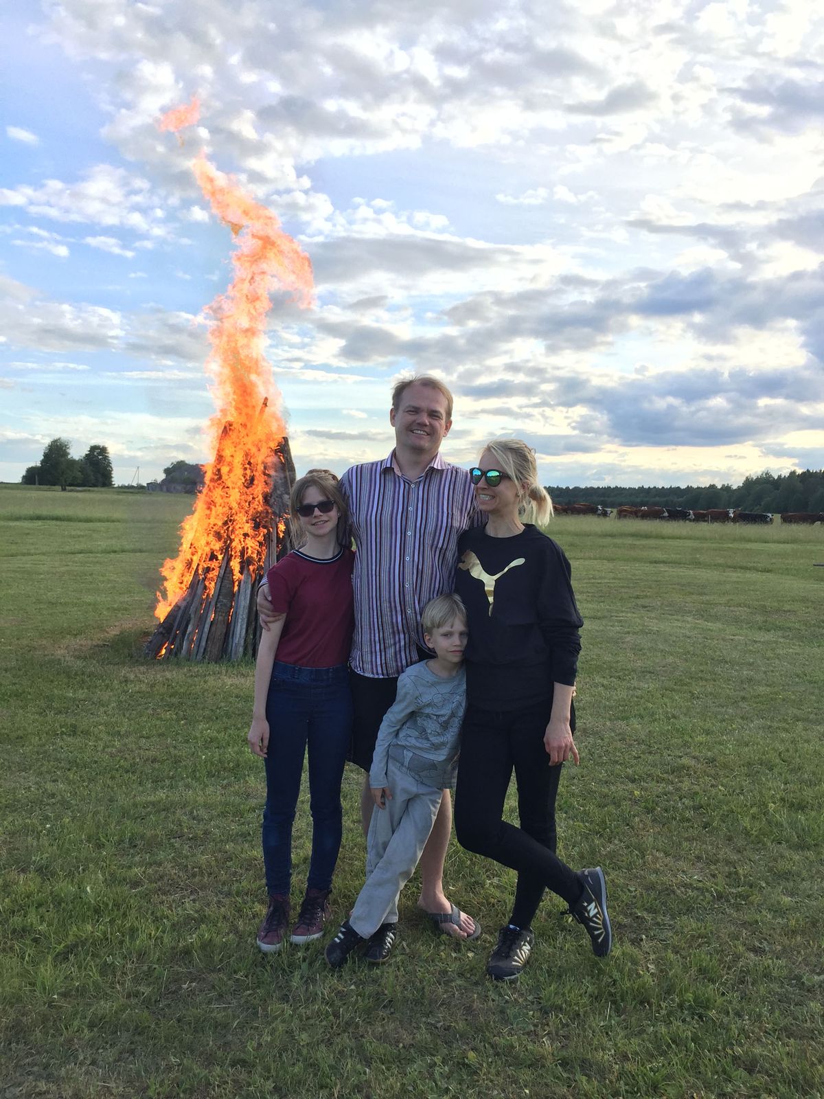 Посещение огня Яанова дня в Эстонии для Ренеэ Меристе является традицией. На этом снимке он вместе с супругой Маарьей и детьми Дорой Лийзой и Ангусом Мартином у костра Яанова дня в Калина.