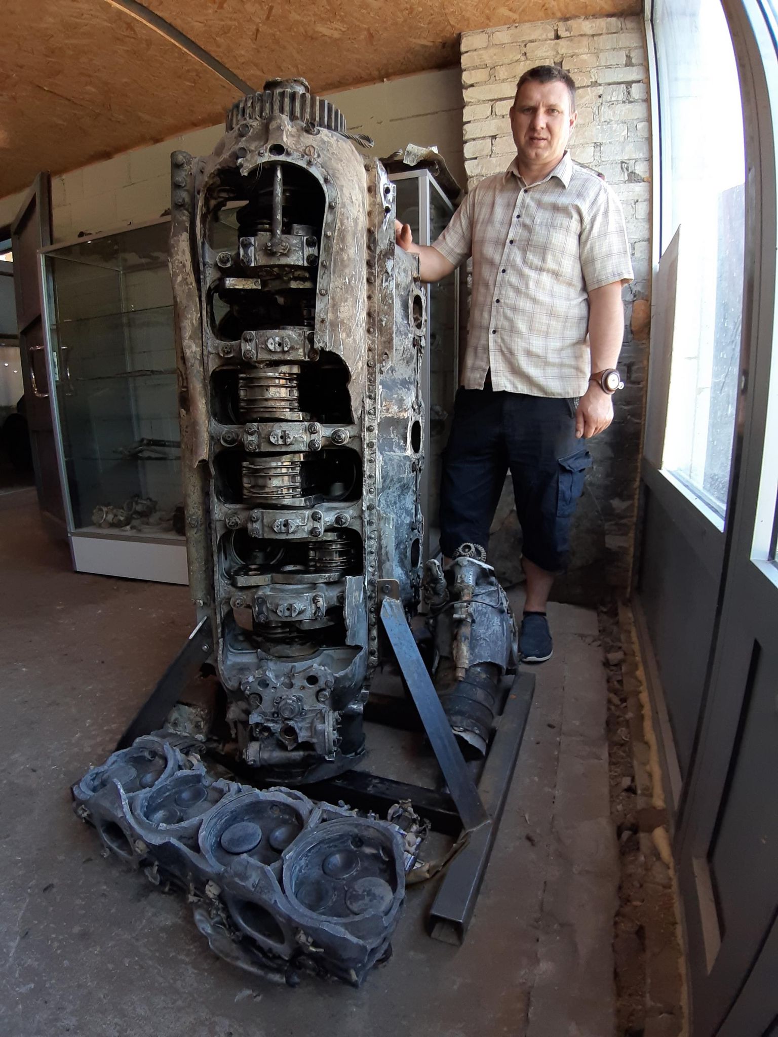 Двигатель найденного истребителя Як-9 такой же высоты, что и руководитель военного музея в Йыгева Сергей Еремин.