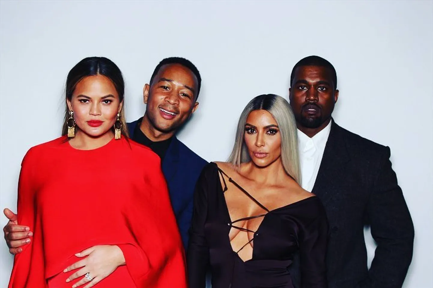 Chrissy Teigen (vasakult esimene) koos Kim Kardashianiga (paremalt teine)