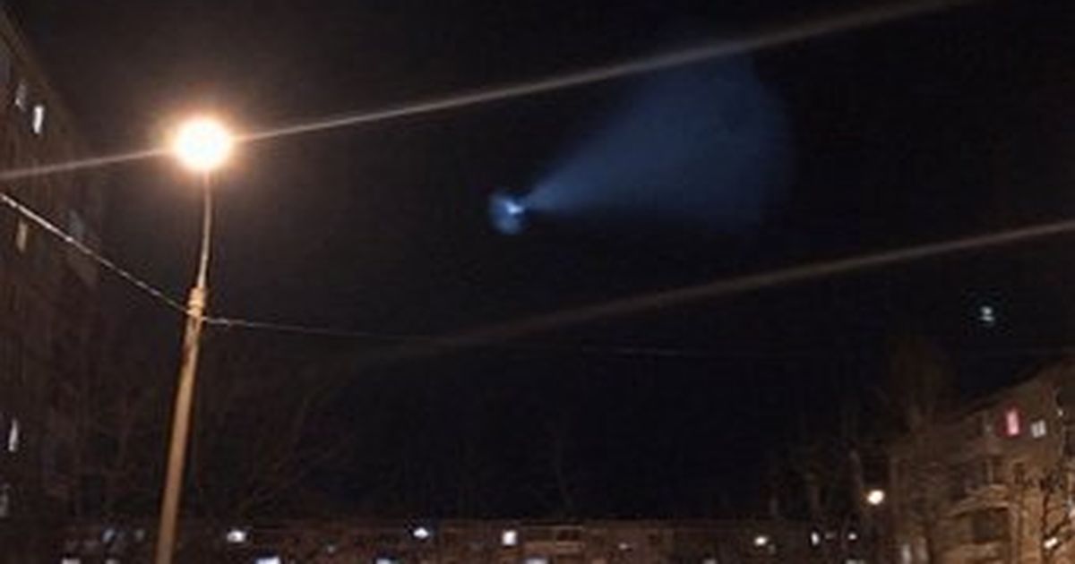 Что было вчера вечером в москве. Объект в небе. НЛО ночью. Странное свечение в небе. Неопознанный объект в небе ночью.