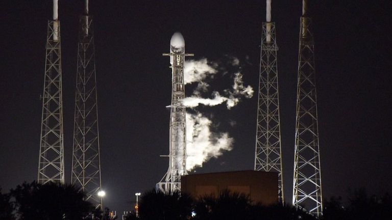 Ракета Falcon 9 компании SpaceX перед запуском миссии HAKUTO-R, 11 декабря 2022 г.