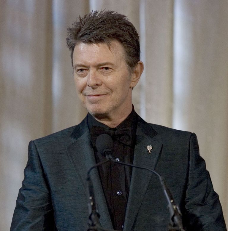 David Bowie kaval naeratus. Teadmine, mis päriselt juhtus, läks temaga hauda kaasa.