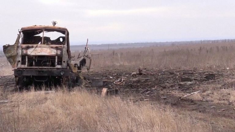 Сгоревшая военная машина на въезде в Николаевку Донецкой области