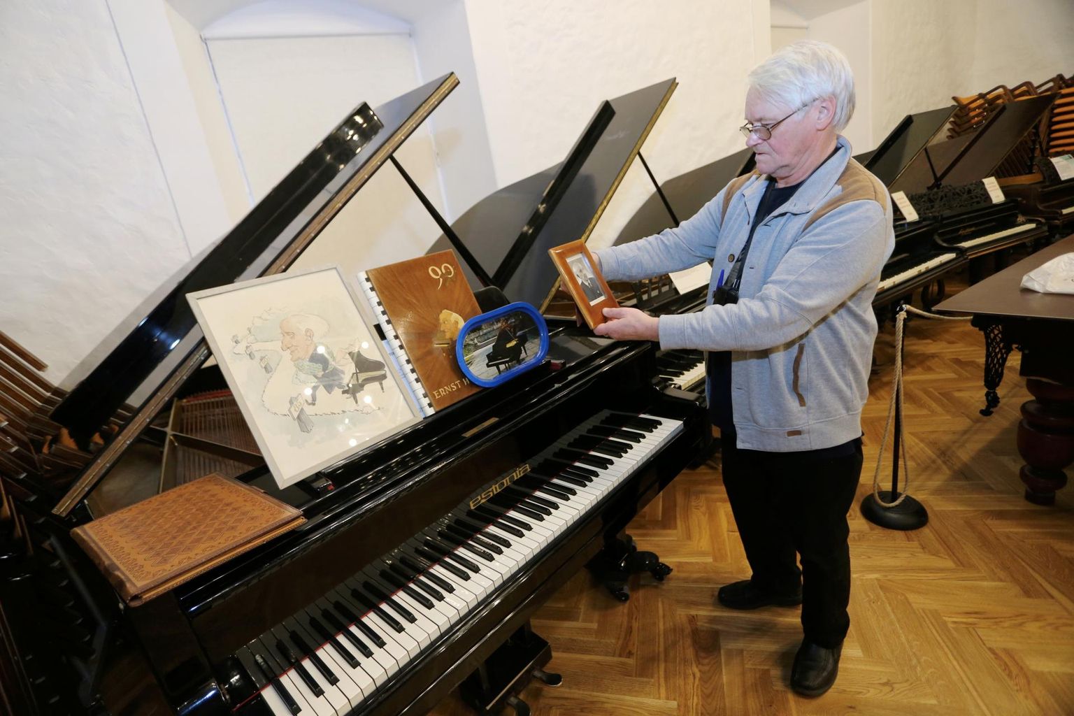 Alo Põldmäe tutvustas Luunjas annetusena Rootsist toodud esemeid, mis kuulusid meie klaveriehituse suurkujule Ernst Hiisile.