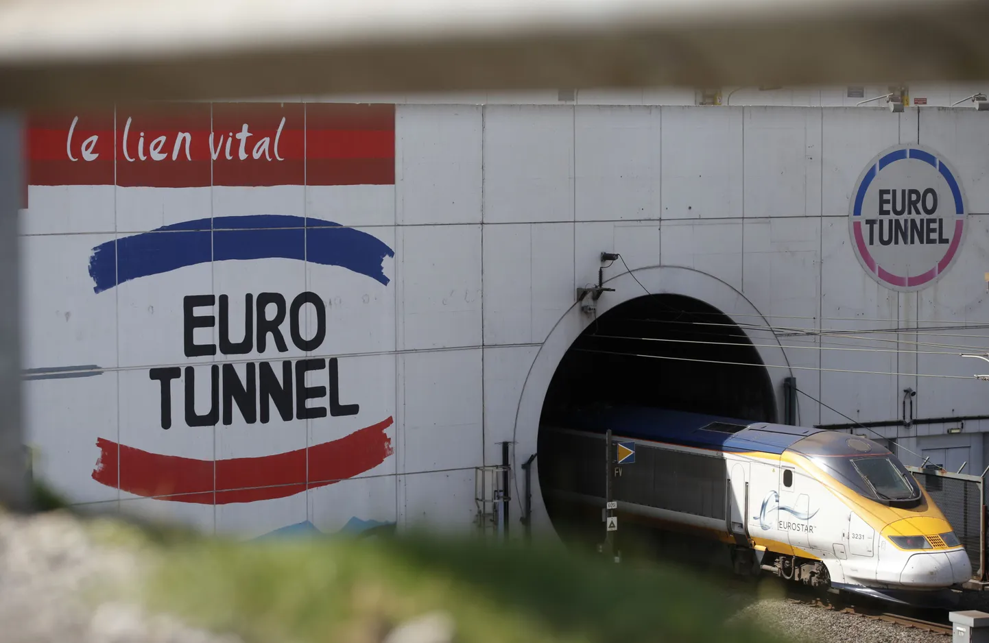 Eurotunneli rong Calais' lähedal.