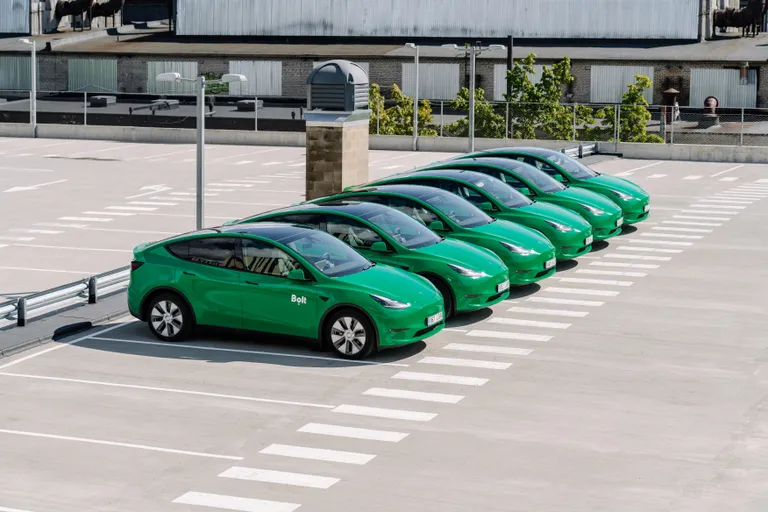 Электромобили Tesla.
