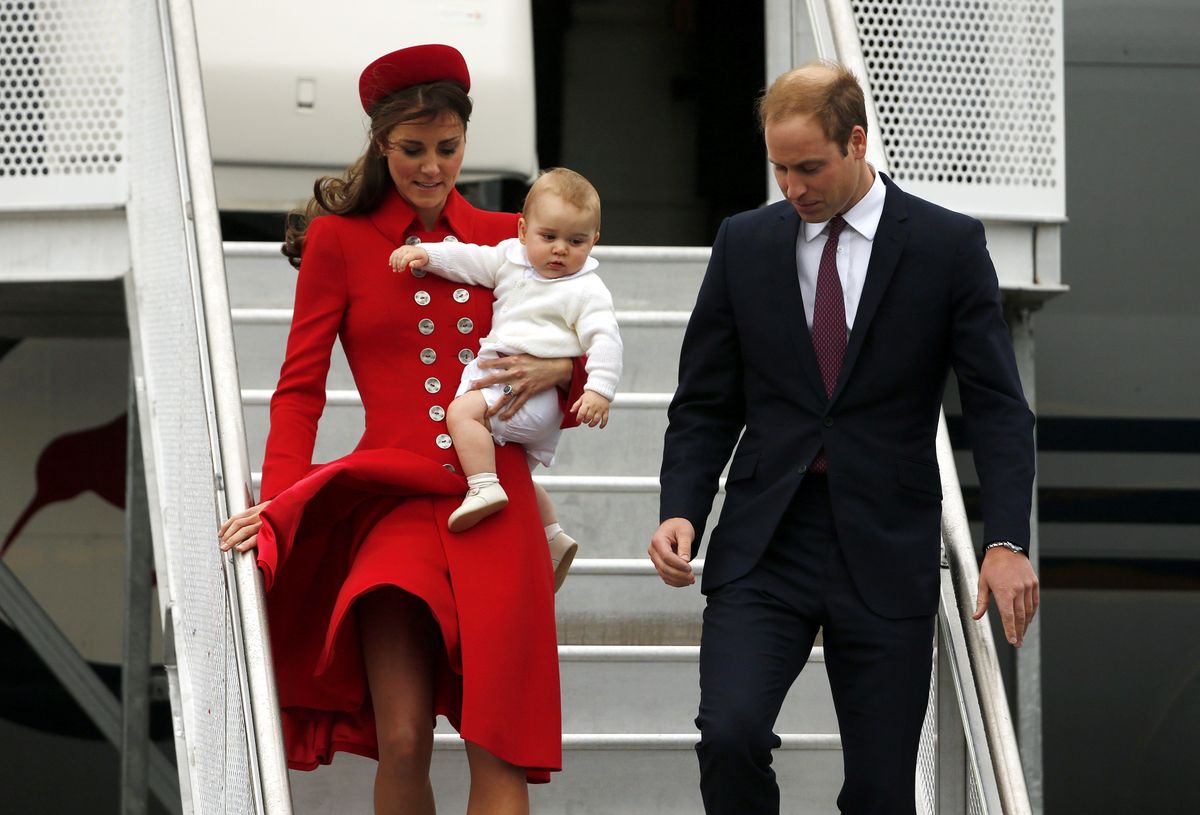 Lielbritānijas princis Viljams, viņa sieva Kembridžas hercogiene Ketrīna un viņu dēls princis Džordžs ierodas Velingtonā 2014. gada 7. aprīlī. Izkāpjot no lidmašīnas, Ketrīna piedzīvo momentu "svārki pa gaisu", bet rokas aizņemtas! 