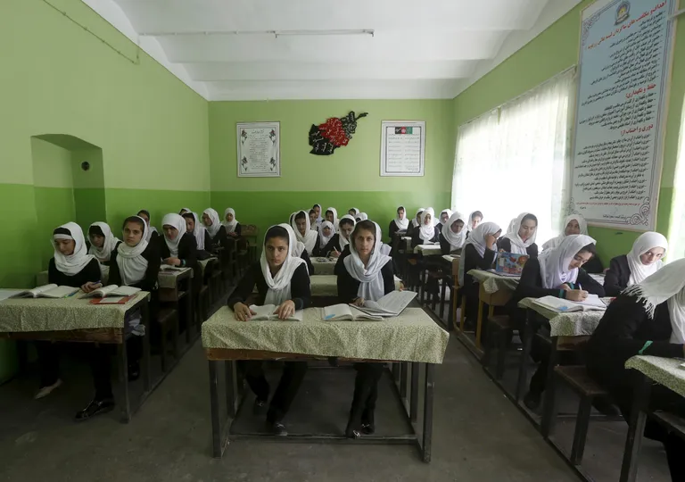 11nda klassi tüdrukud Zarghona keskkoolis Kabulis, Afganistanis.
Foto: REUTERS/Omar Sobhani
